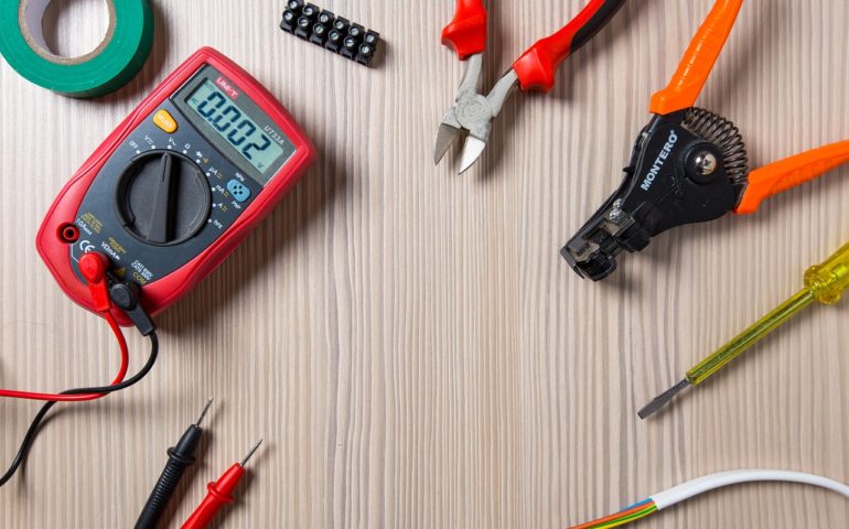 https://vertexpages.com/wp-content/uploads/2019/11/electrical-contractor-770x480.jpg